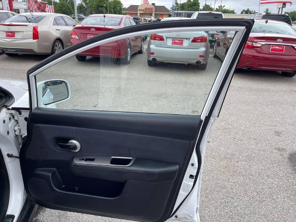 Nissan Versa 5dr HB I4 Auto 1.8 S 2008