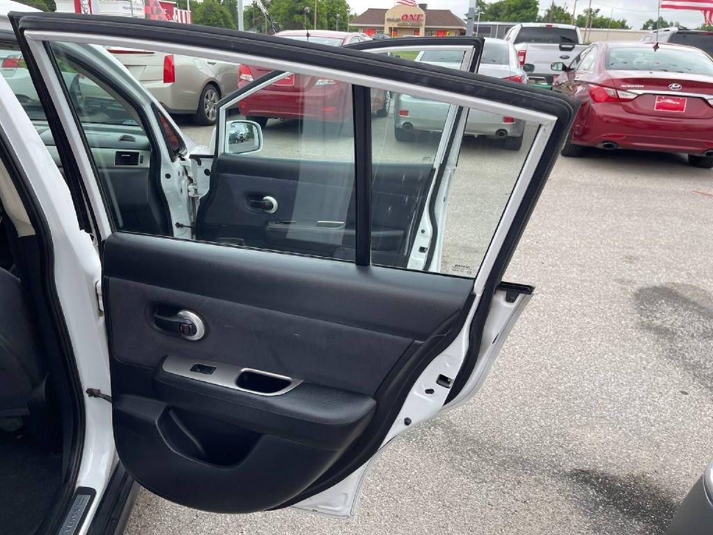 Nissan Versa 5dr HB I4 Auto 1.8 S 2008