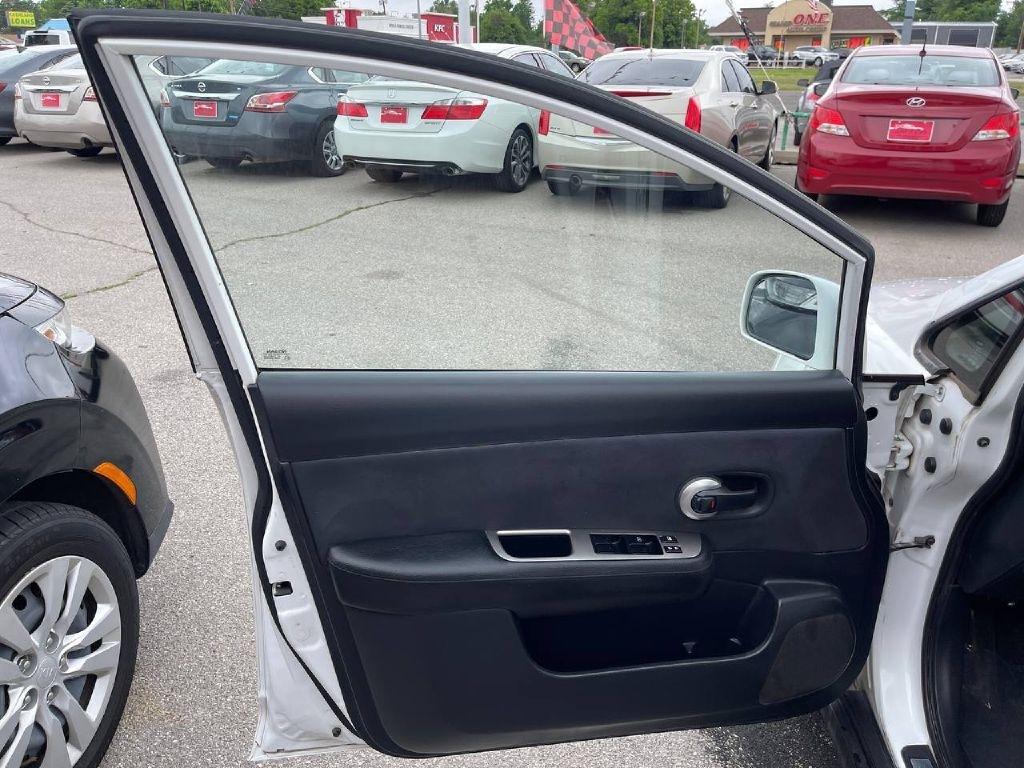 Nissan Versa 5dr HB I4 Auto 1.8 S 2008