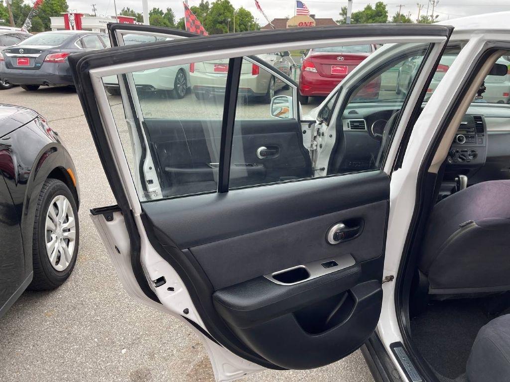 Nissan Versa 5dr HB I4 Auto 1.8 S 2008