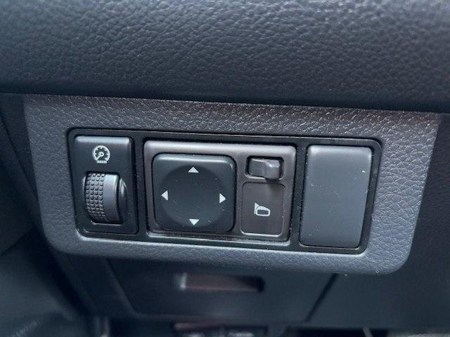 Nissan Versa 5dr HB I4 Auto 1.8 S 2008