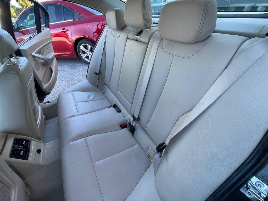 BMW 3 Series 4dr Sdn 328i RWD 2013