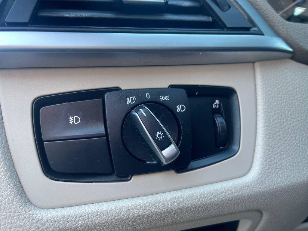 BMW 3 Series 4dr Sdn 328i RWD 2013