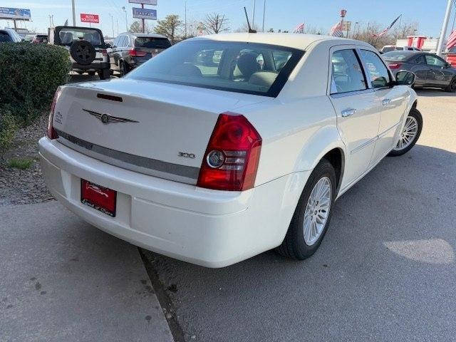 Chrysler 300 4dr Sdn 300 LX RWD 2008