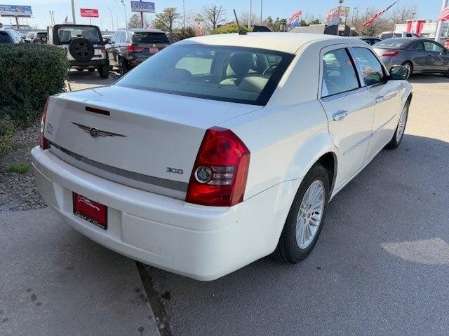 Chrysler 300 4dr Sdn 300 LX RWD 2008