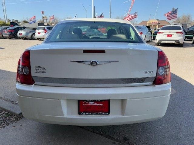 Chrysler 300 4dr Sdn 300 LX RWD 2008