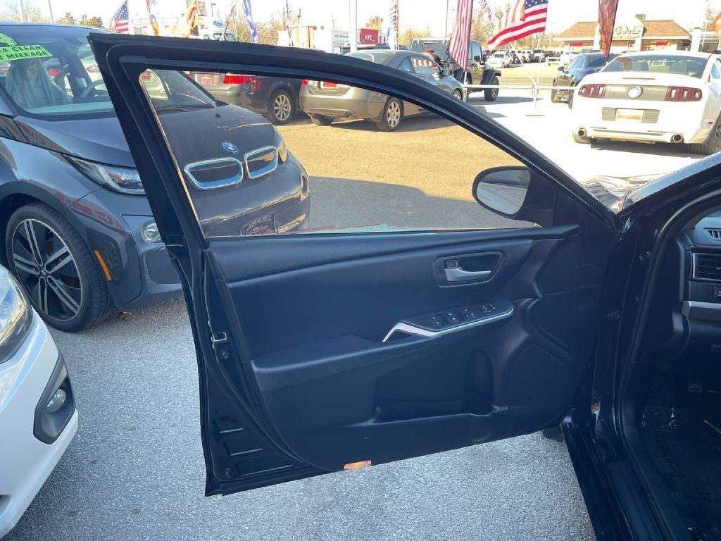 Toyota Camry XLE Auto (Natl) 2017