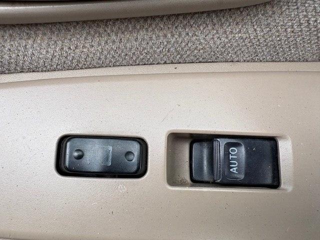 Toyota Sequoia 4dr SR5 (Natl) 2003