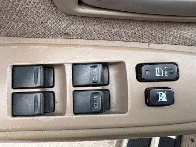 Toyota Sequoia 4dr SR5 (Natl) 2003