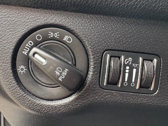 Dodge Challenger 2dr Cpe SXT Plus 2015