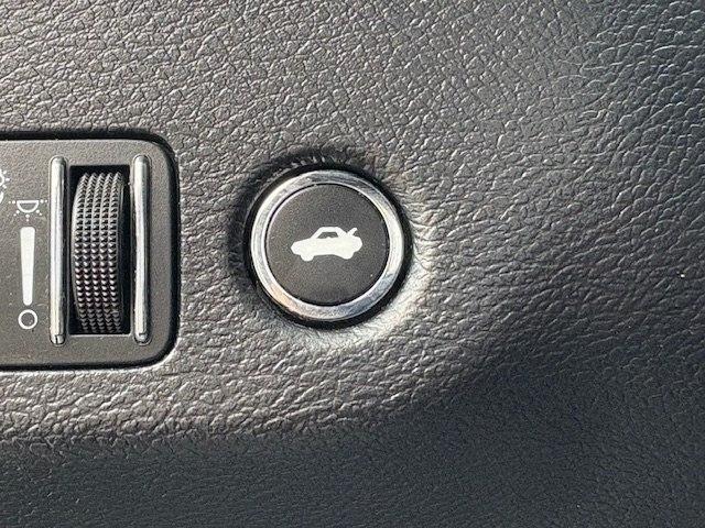 Dodge Challenger 2dr Cpe SXT Plus 2015