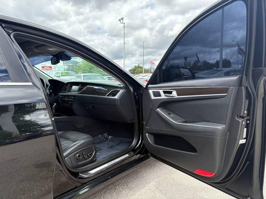 Hyundai Genesis 4dr Sdn V6 3.8L AWD 2015