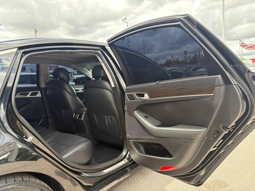 Hyundai Genesis 4dr Sdn V6 3.8L AWD 2015