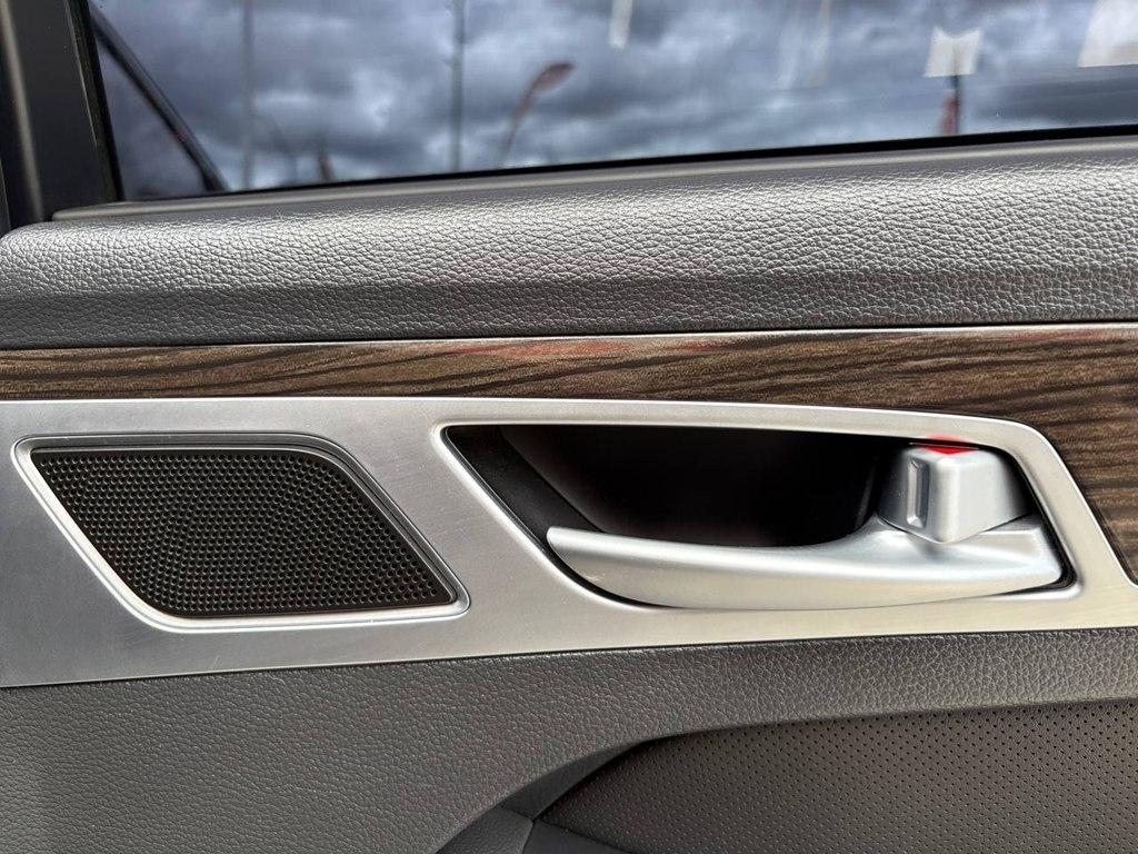 Hyundai Genesis 4dr Sdn V6 3.8L AWD 2015