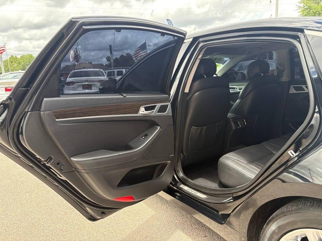 Hyundai Genesis 4dr Sdn V6 3.8L AWD 2015
