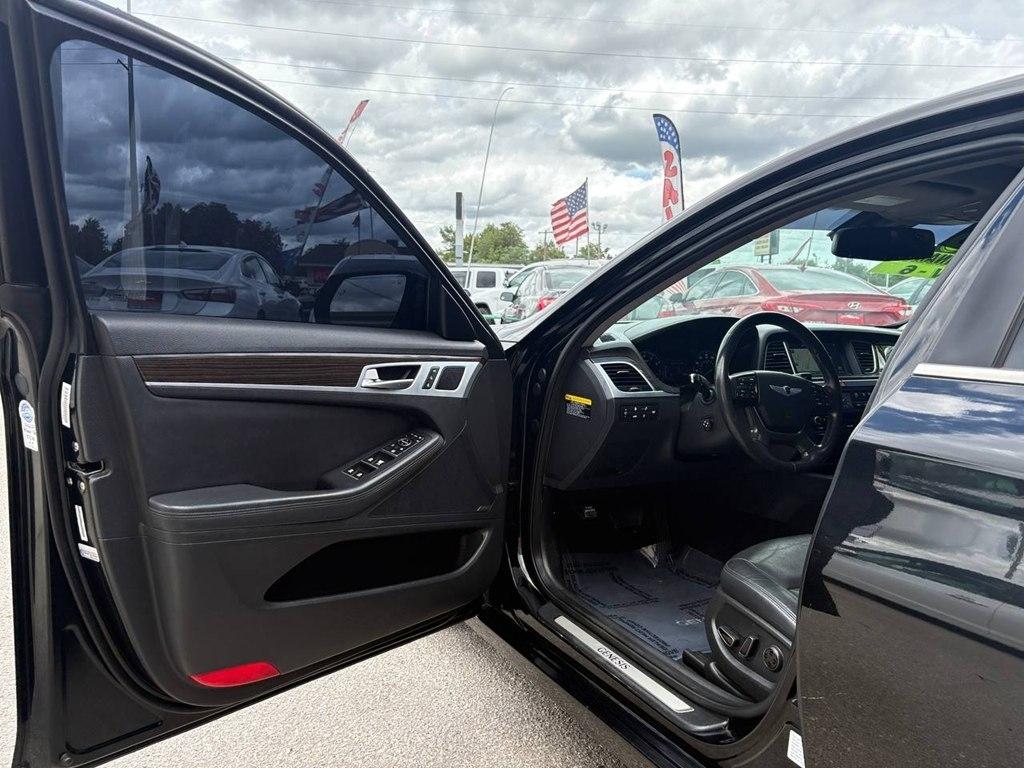 Hyundai Genesis 4dr Sdn V6 3.8L AWD 2015