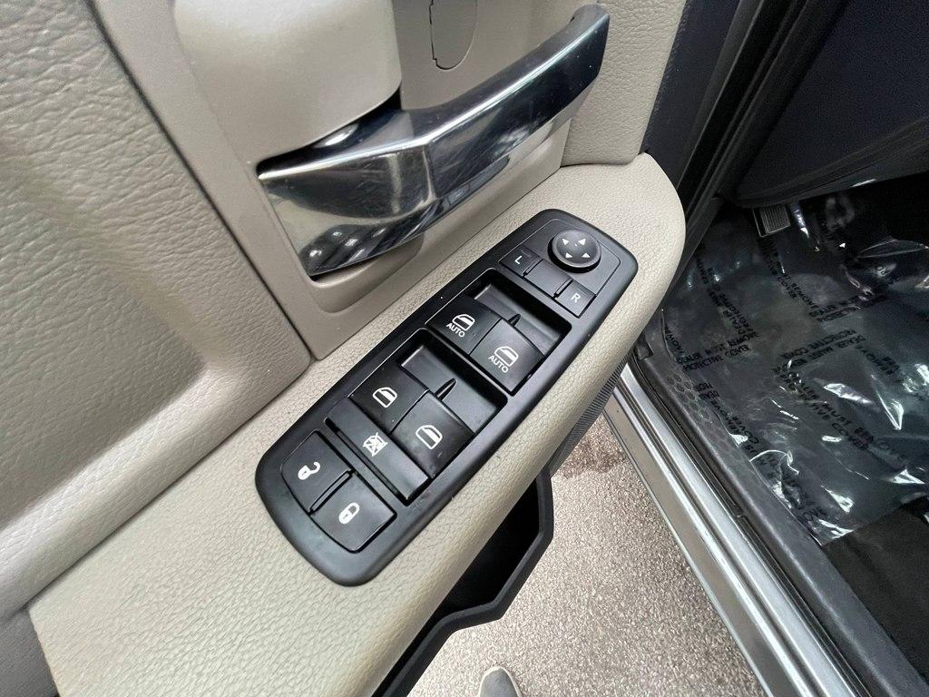 Dodge Ram 1500 2WD Crew Cab 140.5" SLT 2009
