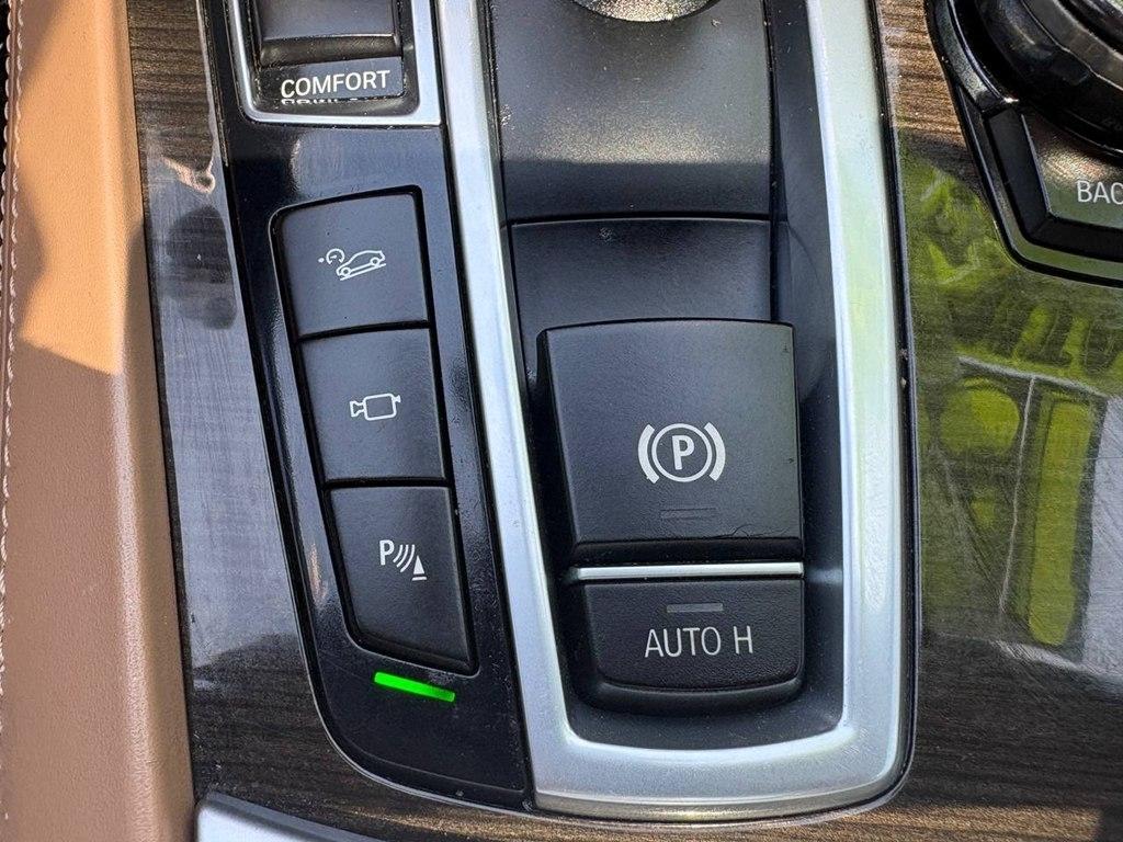 BMW 7 Series 4dr Sdn 750i xDrive AWD 2015