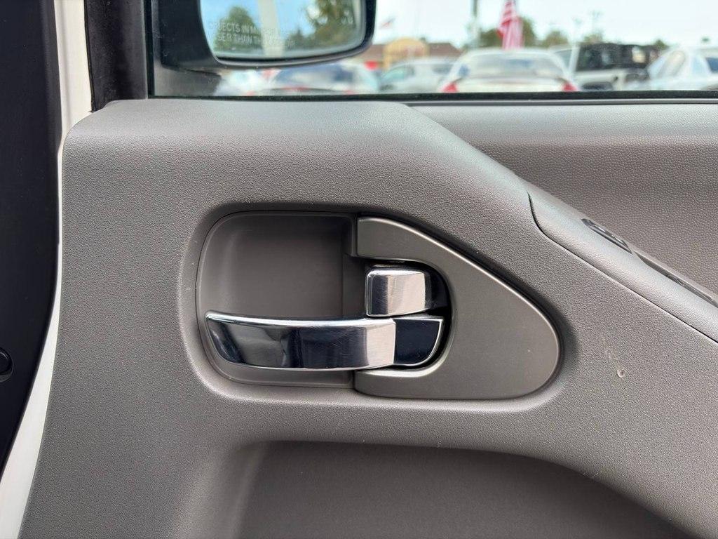 Nissan Frontier 4WD Crew Cab SWB Auto PRO-4X 2015