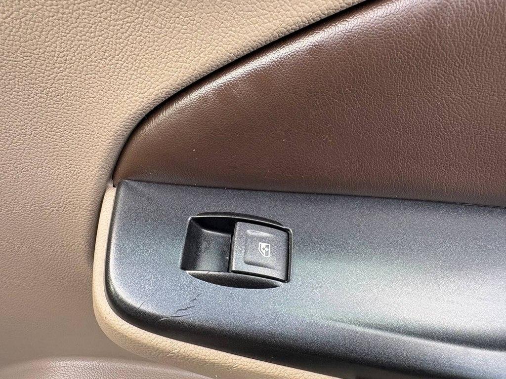 Chevrolet Suburban 2WD 4dr LT 2015