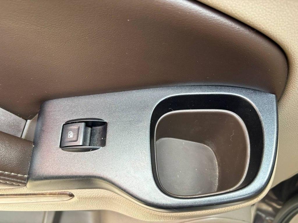 Chevrolet Suburban 2WD 4dr LT 2015