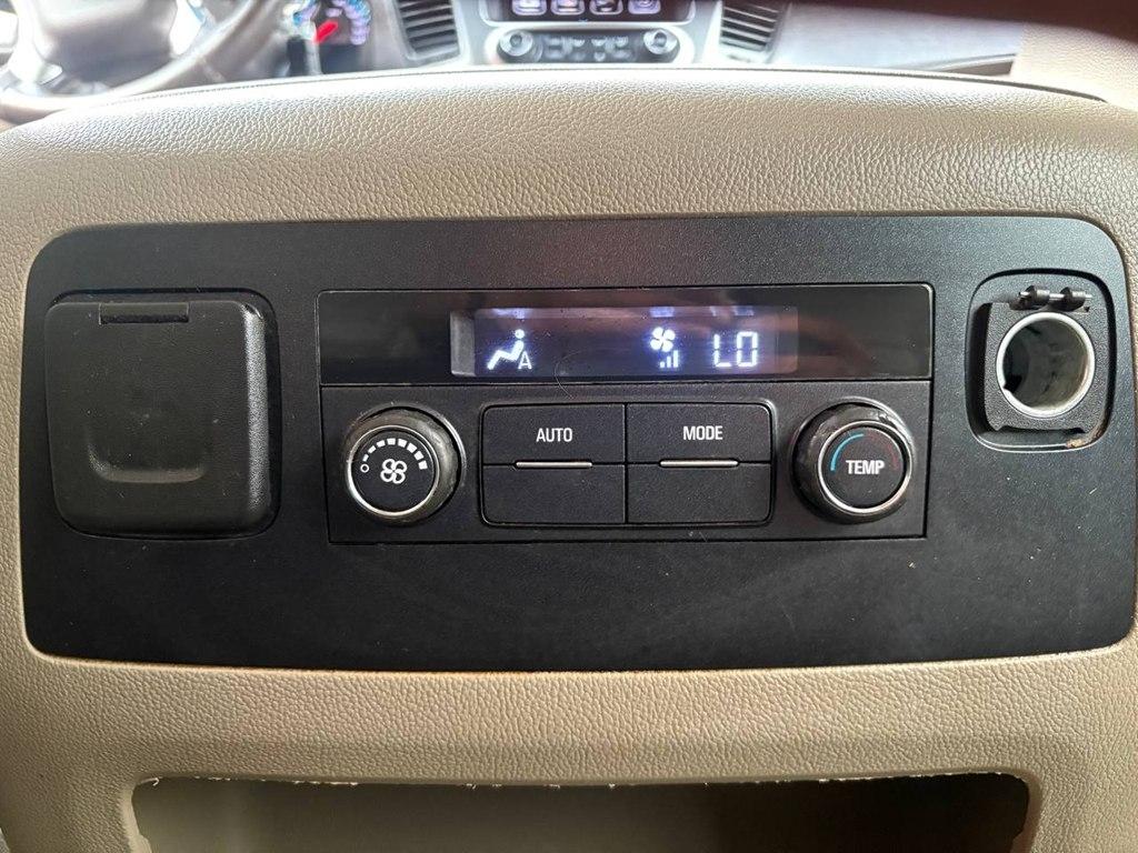 Chevrolet Suburban 2WD 4dr LT 2015
