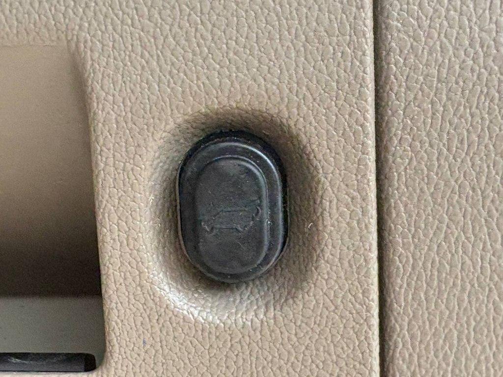 Chevrolet Suburban 2WD 4dr LT 2015