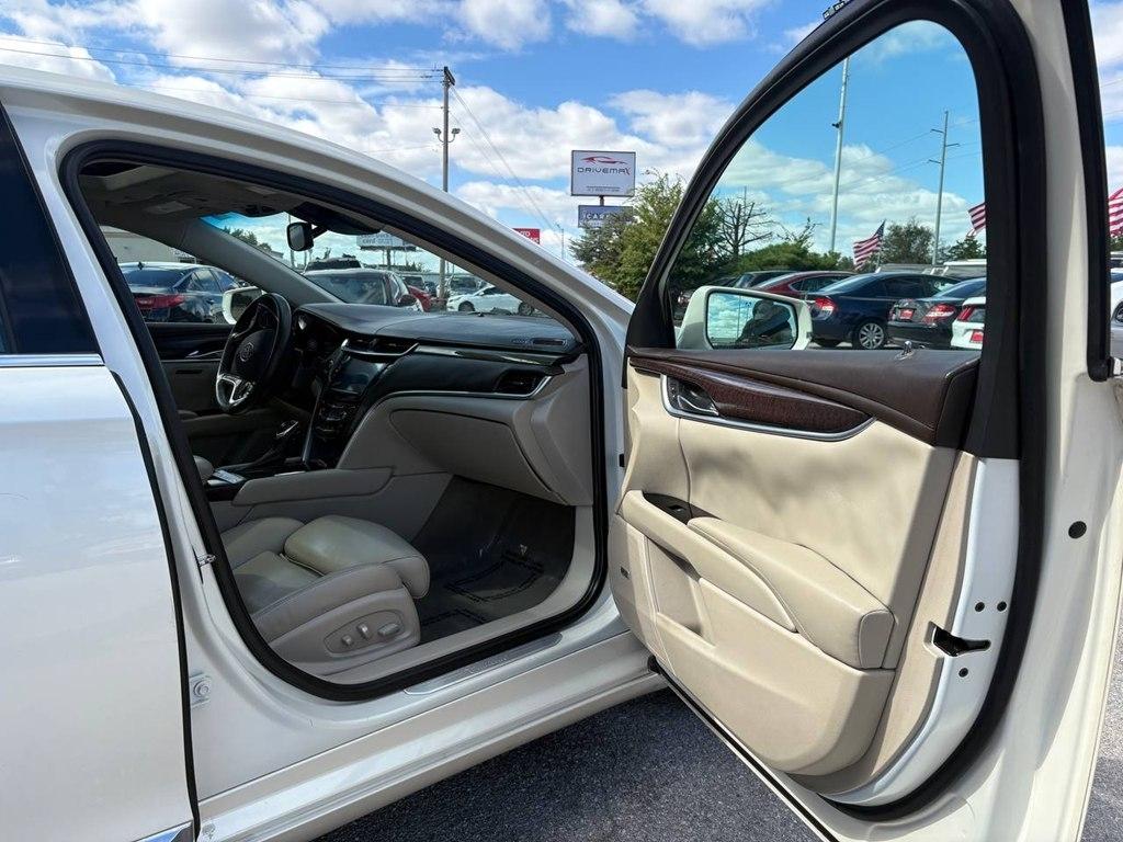Cadillac XTS 4dr Sdn Luxury FWD 2013