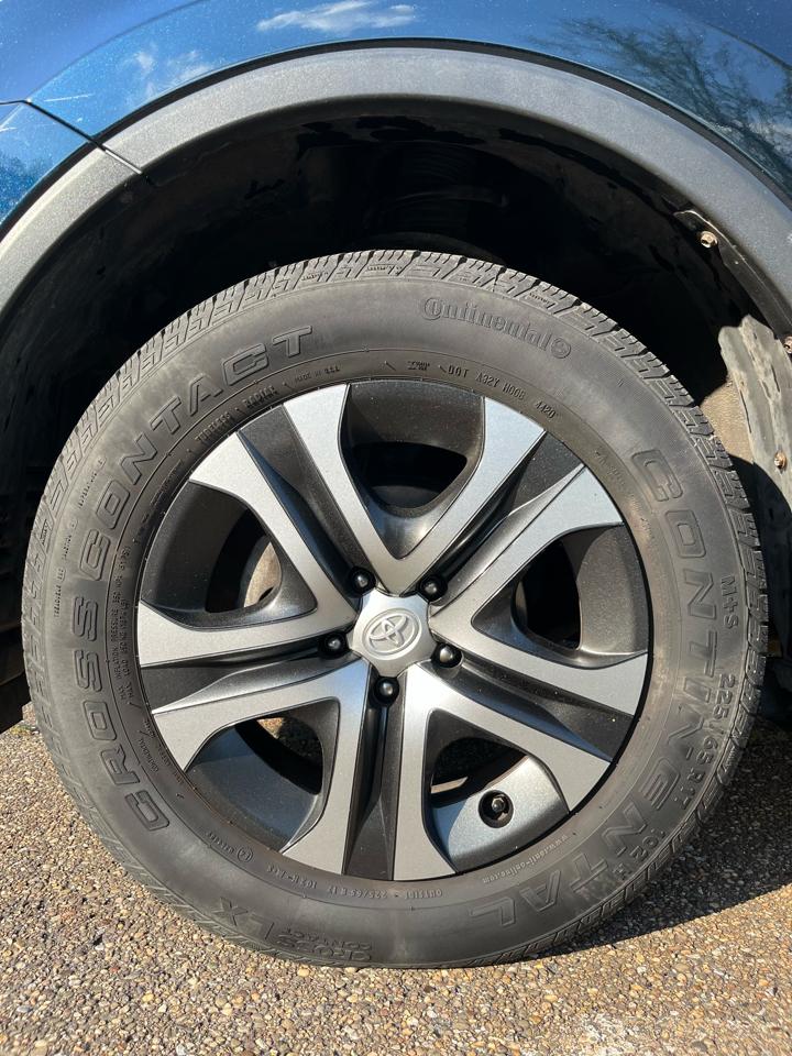 Toyota RAV4 LE AWD (Natl) 2018