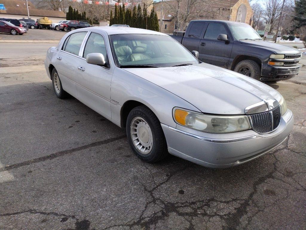 2002 Lincoln Town Car EXECUTIVE