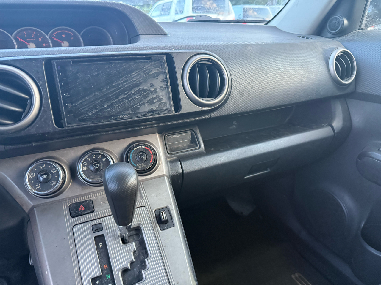 Scion xB 5-Door Wagon 5-Spd MT 2014 Scion xB 5-Door Wagon 5-Spd MT 2014