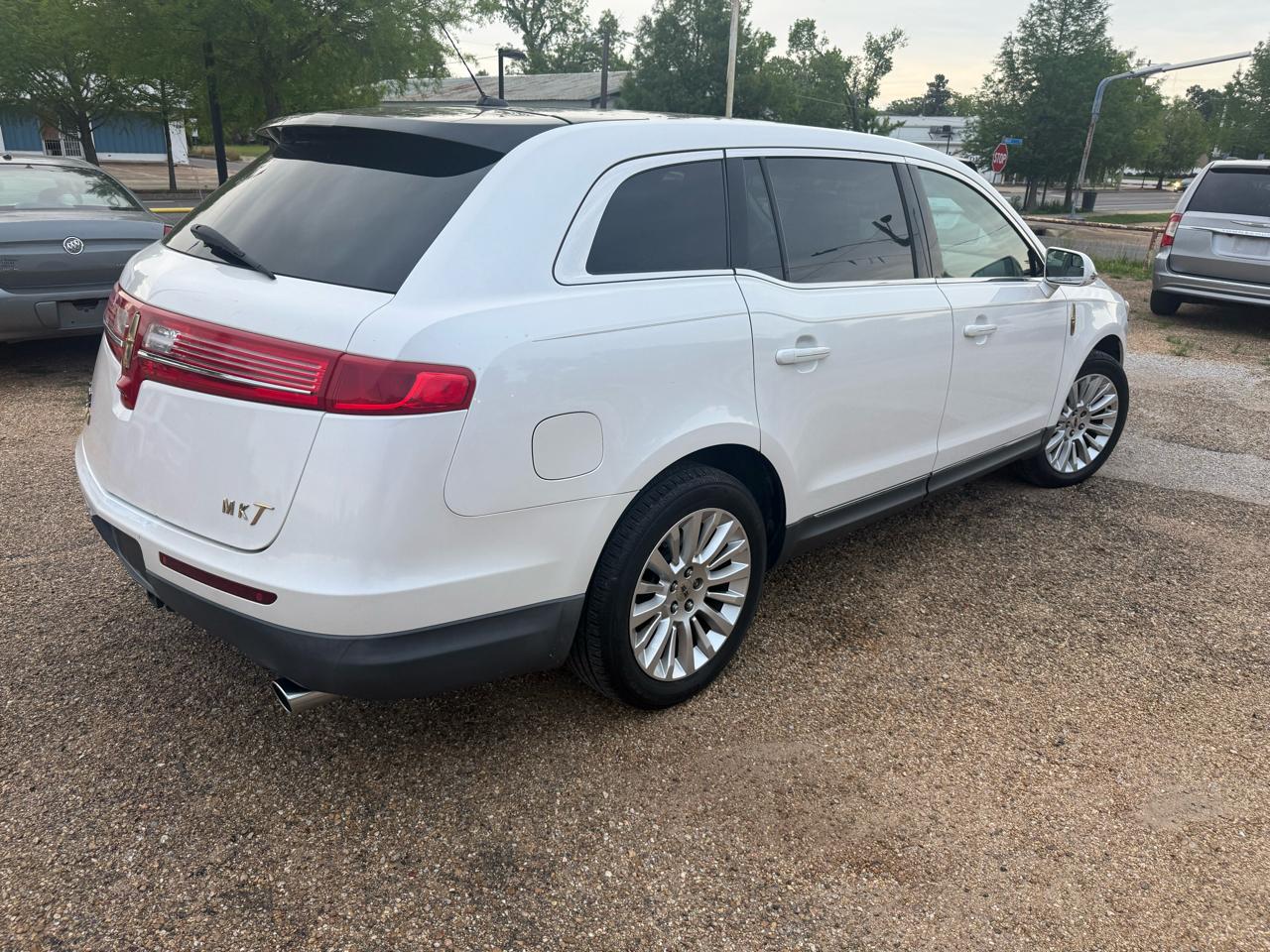 Lincoln MKT FWD 2010