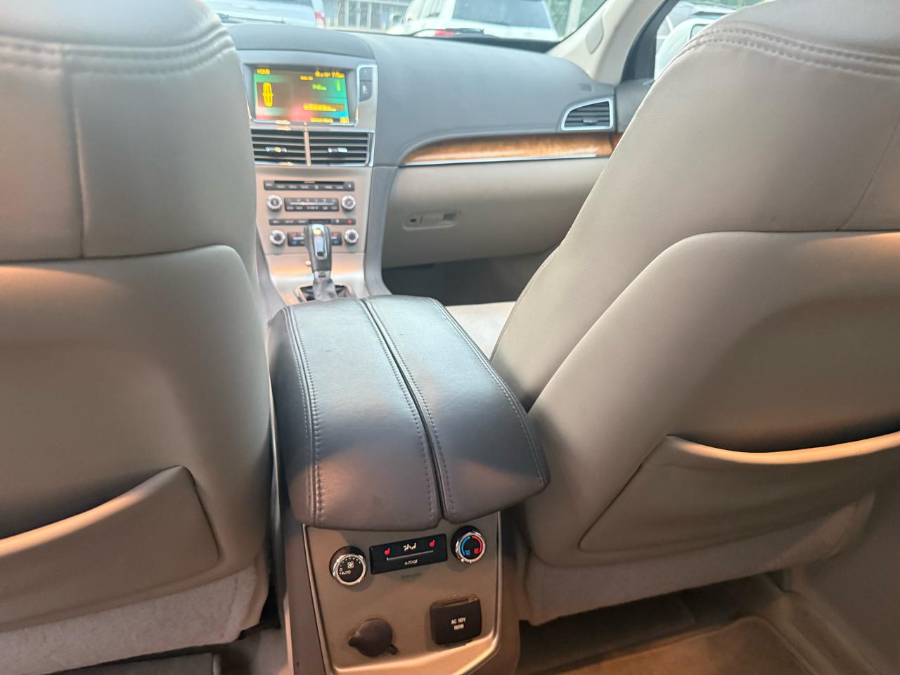 Lincoln MKT FWD 2010