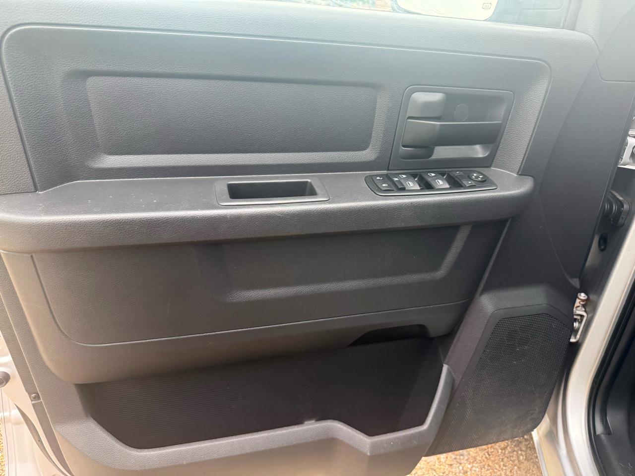 RAM 1500 2WD Crew Cab 140.5" SLT 2011