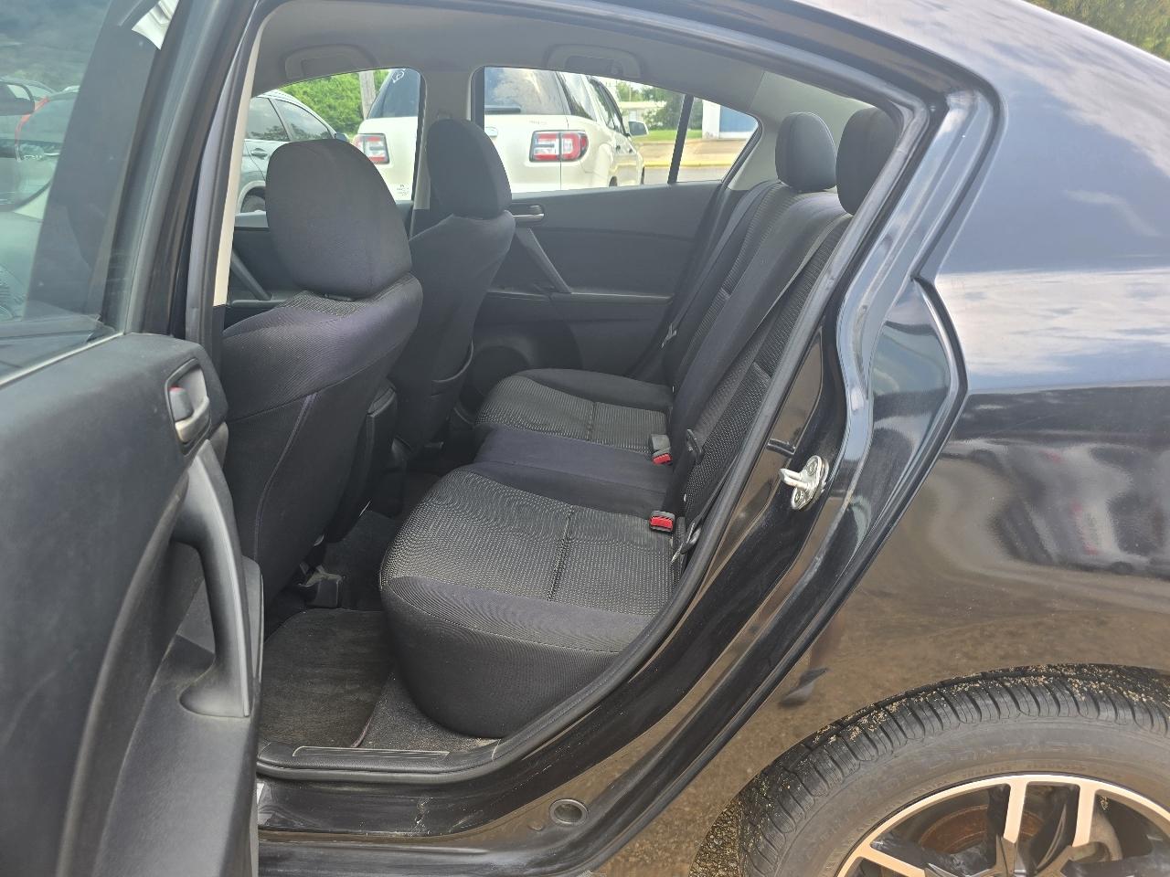Mazda MAZDA3 i SV AT 4-Door 2013