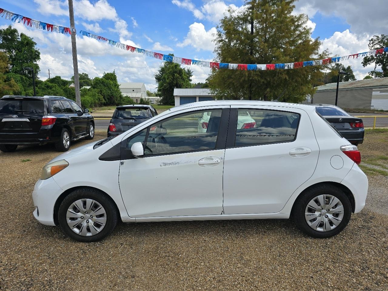 Toyota Yaris LE 5-Door AT 2013