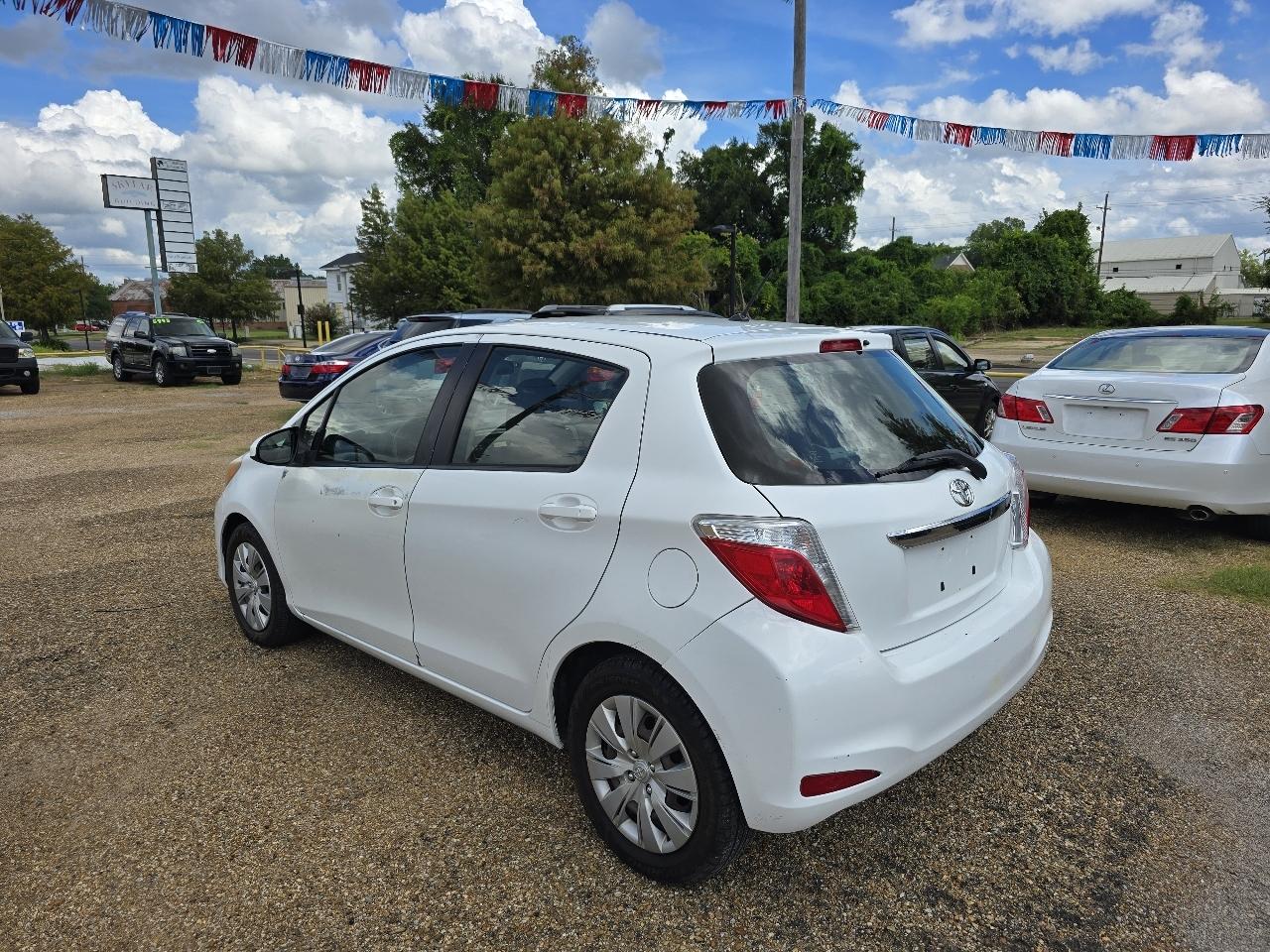 Toyota Yaris LE 5-Door AT 2013