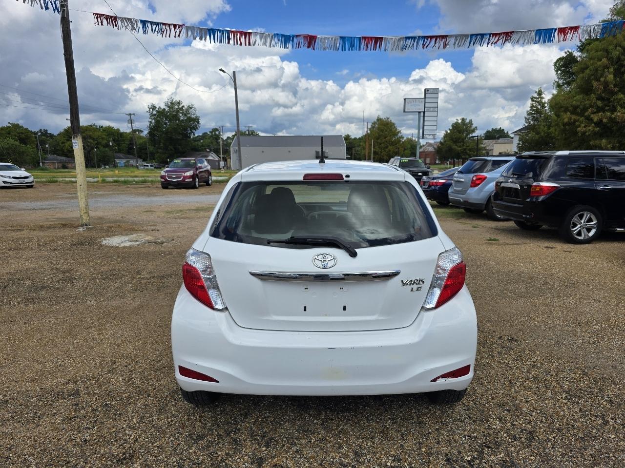 Toyota Yaris LE 5-Door AT 2013