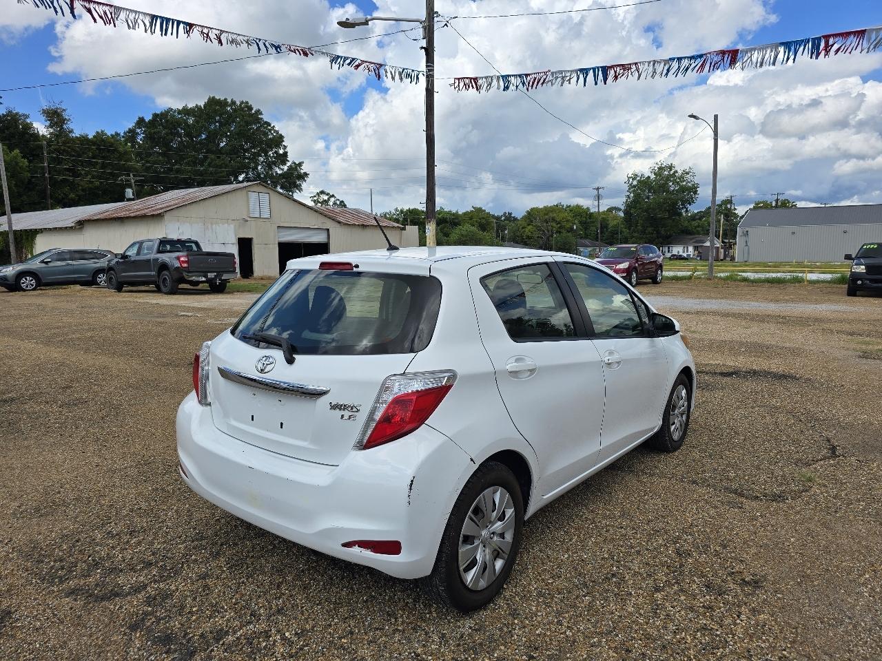 Toyota Yaris LE 5-Door AT 2013
