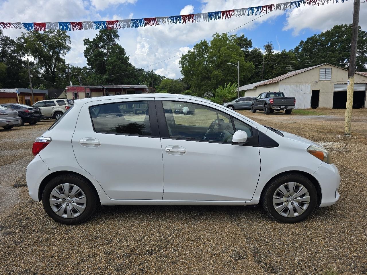 Toyota Yaris LE 5-Door AT 2013