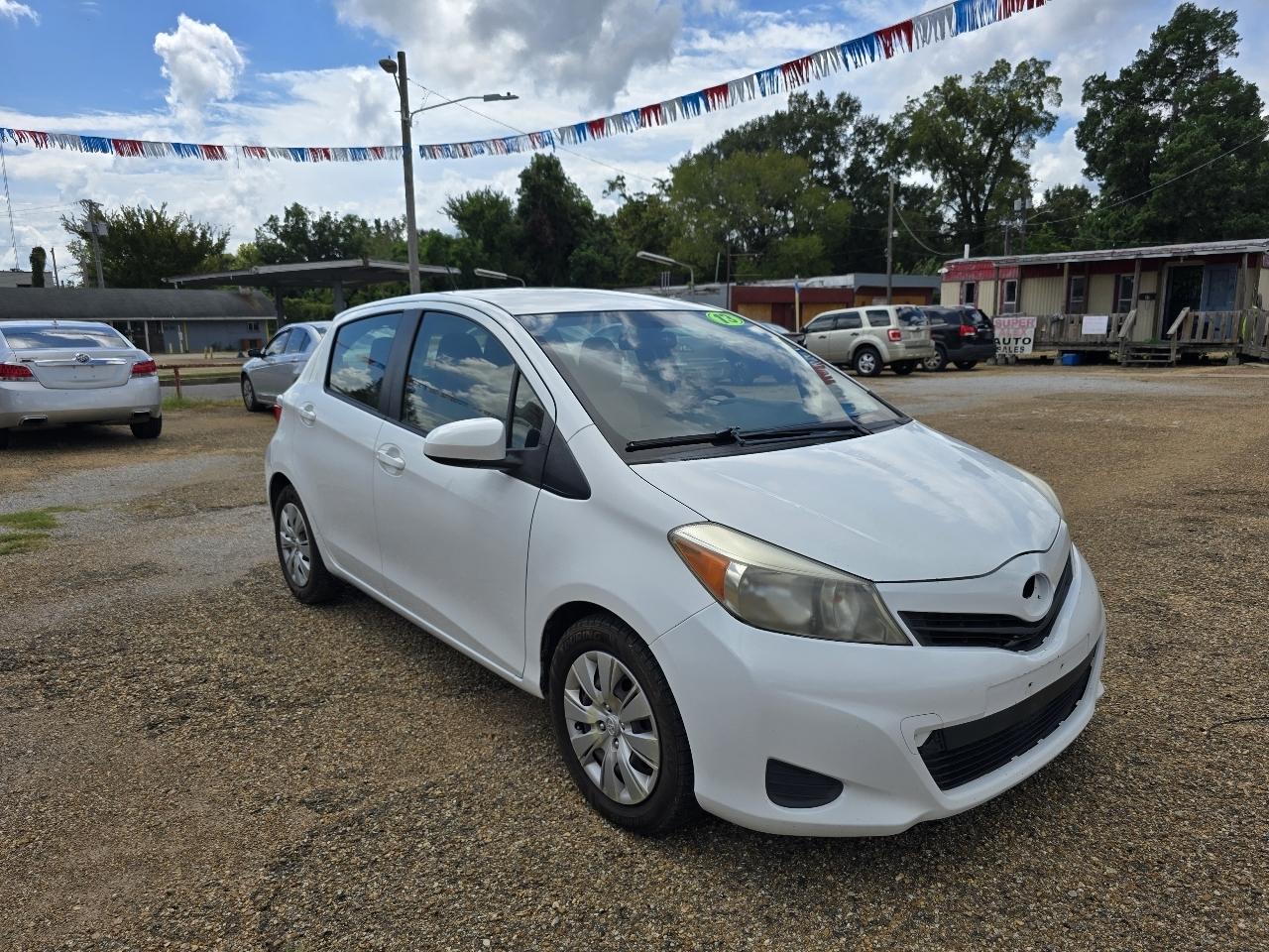 Toyota Yaris LE 5-Door AT 2013