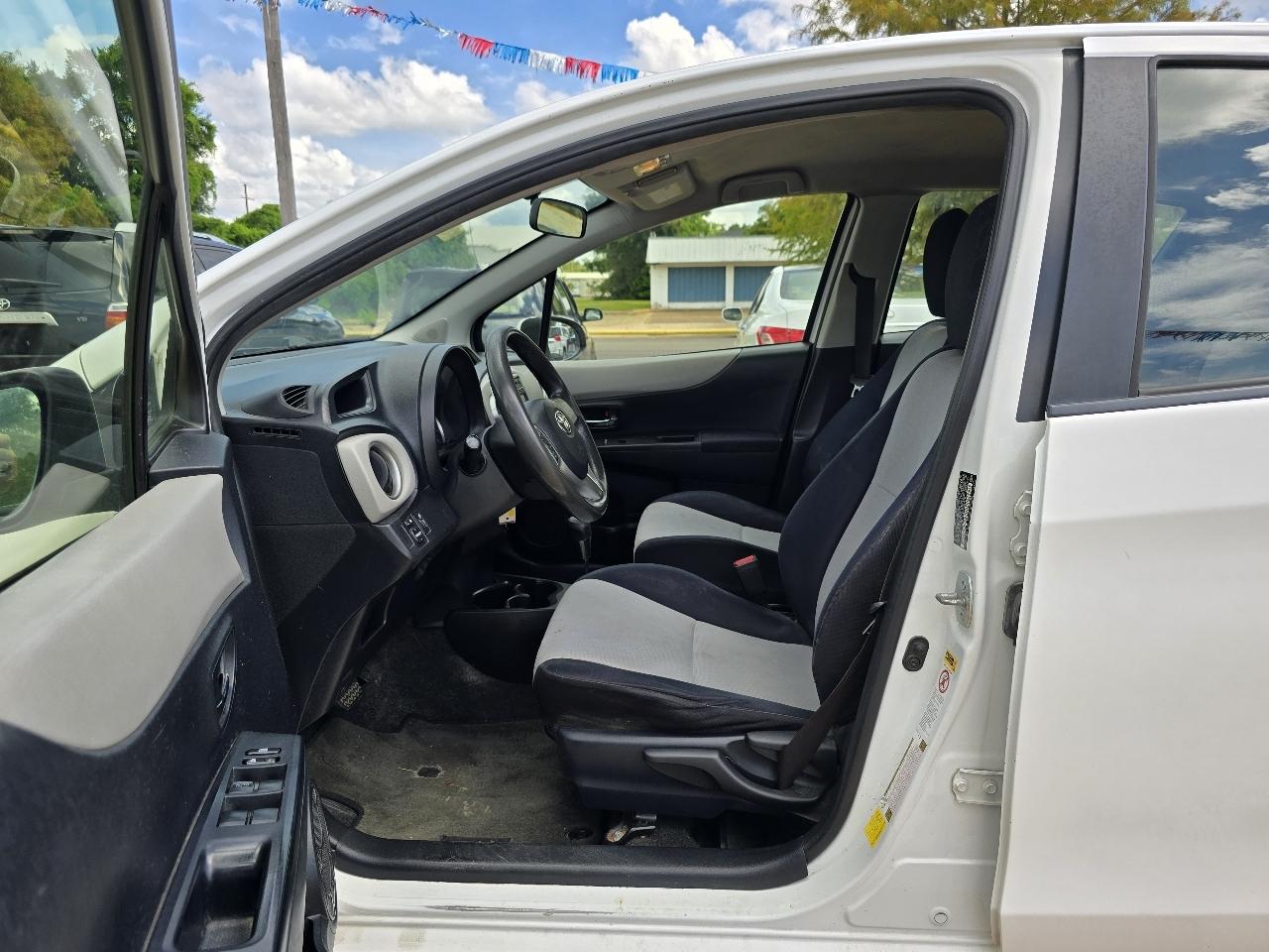 Toyota Yaris LE 5-Door AT 2013