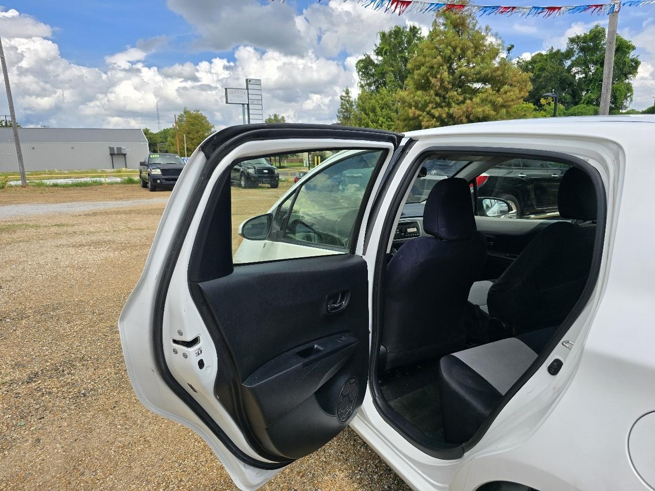 Toyota Yaris LE 5-Door AT 2013