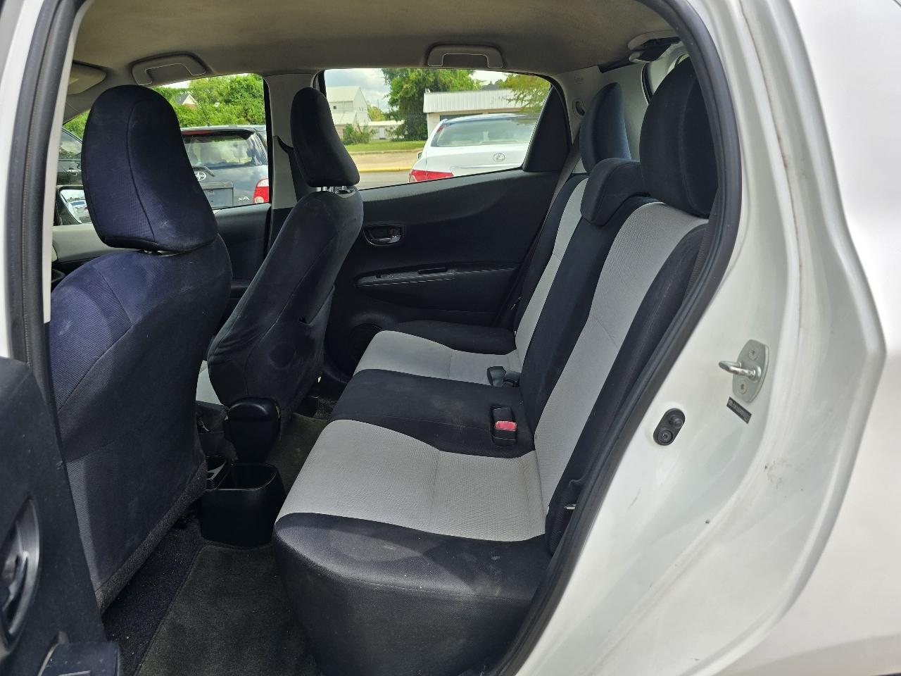 Toyota Yaris LE 5-Door AT 2013