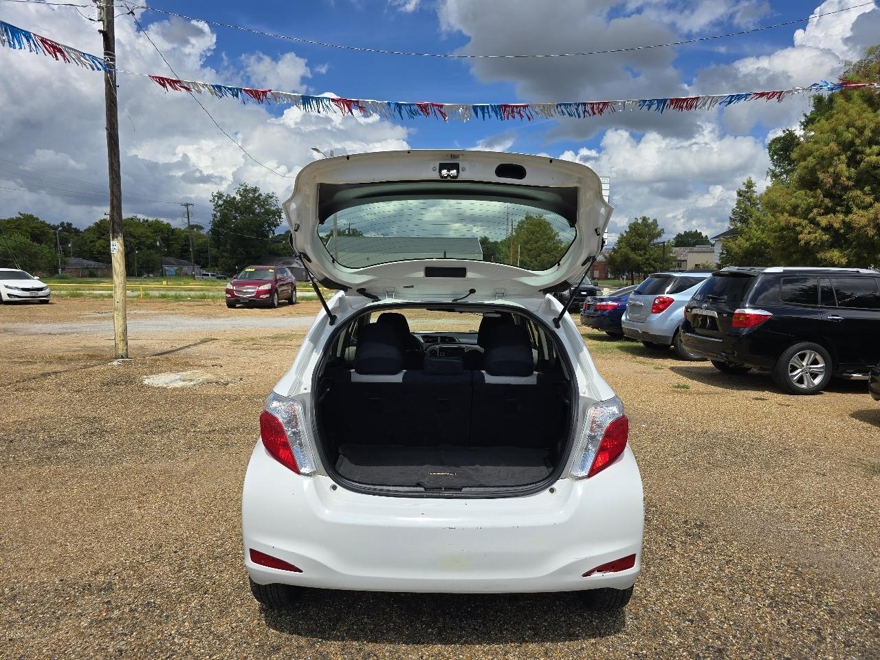 Toyota Yaris LE 5-Door AT 2013
