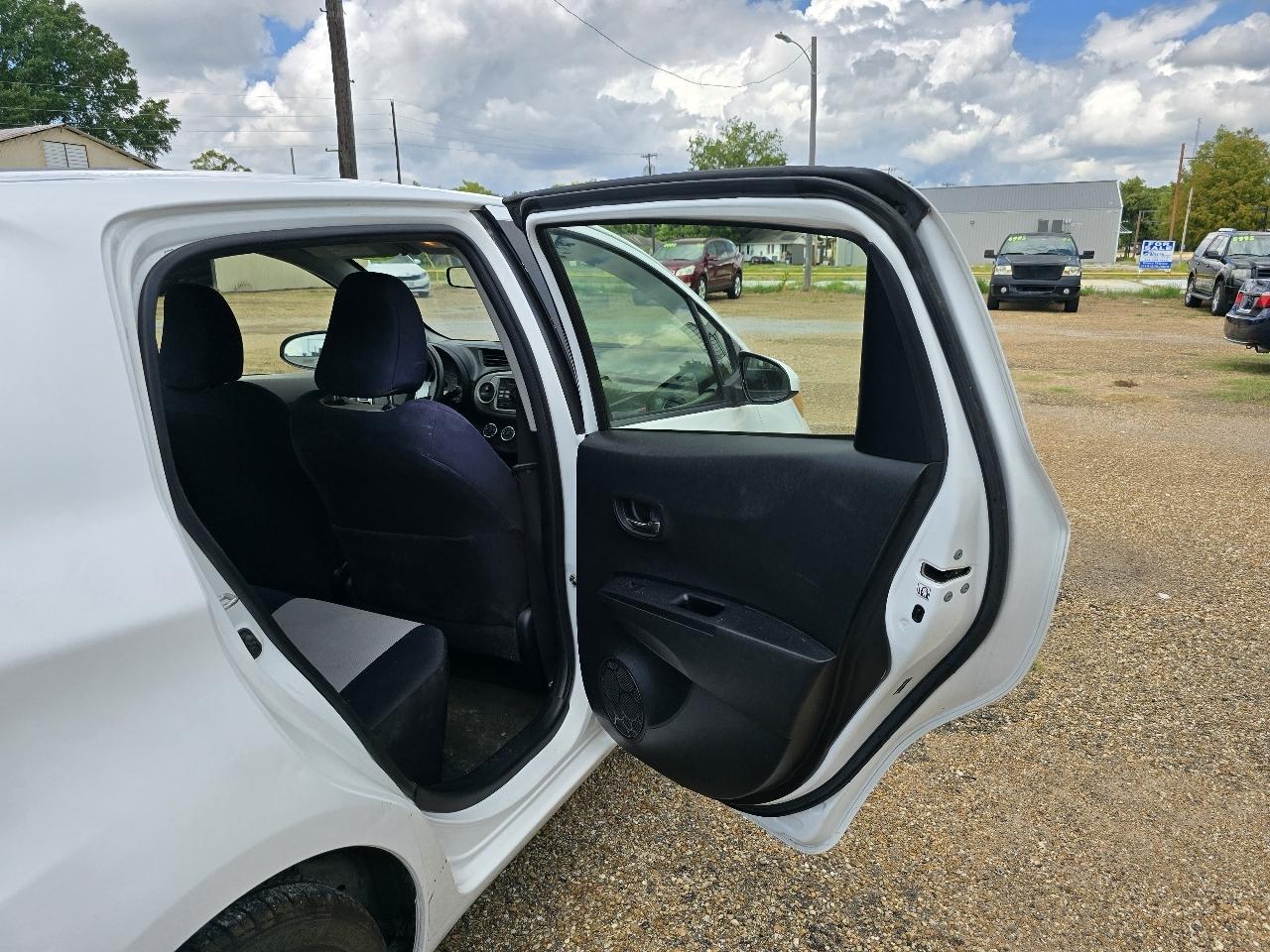Toyota Yaris LE 5-Door AT 2013
