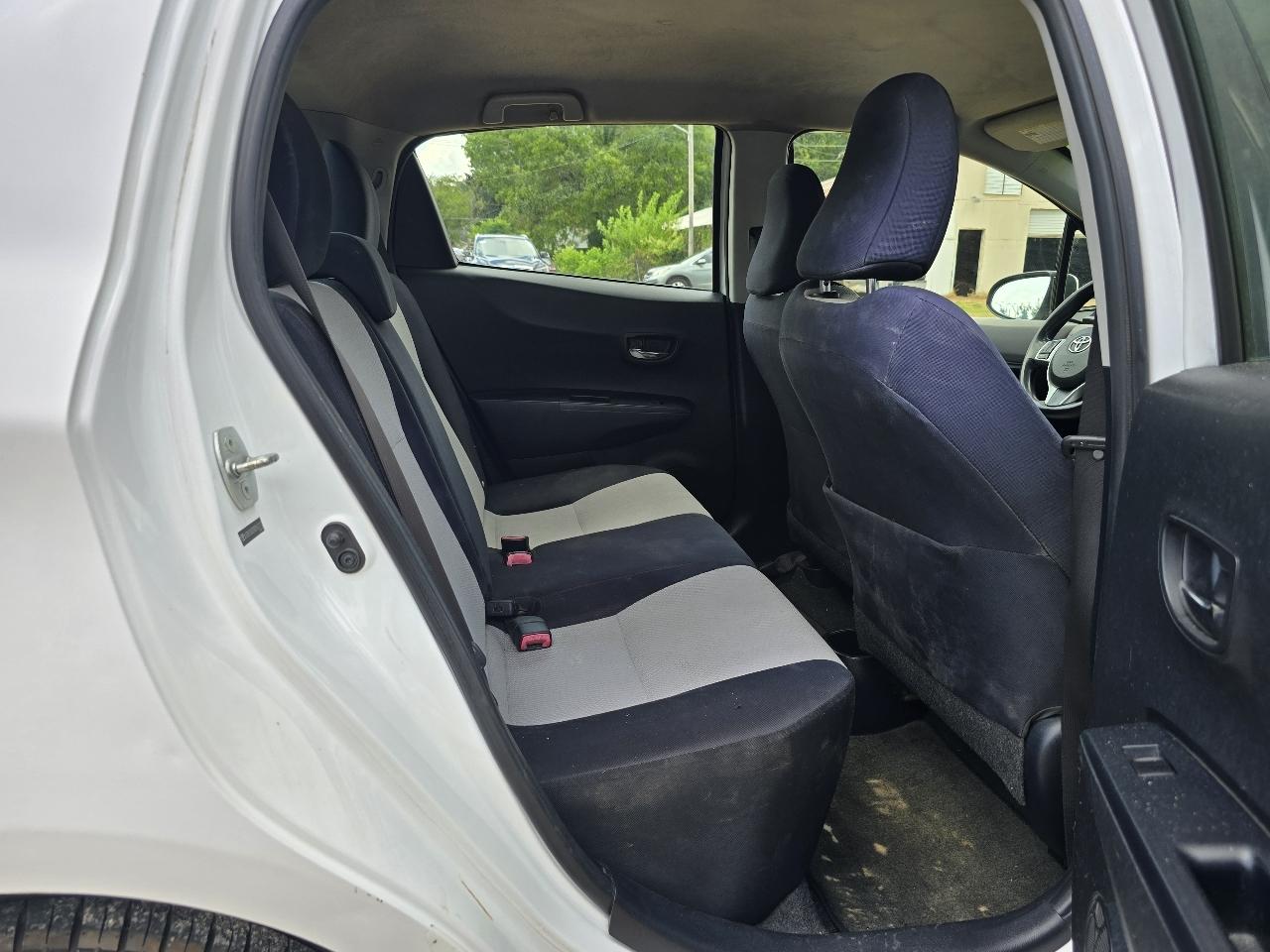 Toyota Yaris LE 5-Door AT 2013