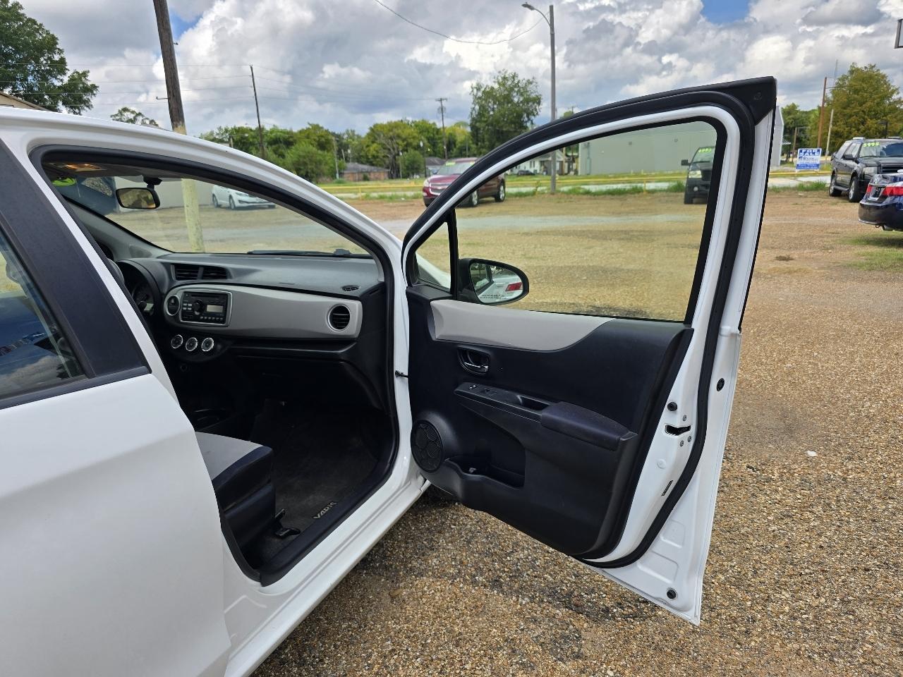 Toyota Yaris LE 5-Door AT 2013