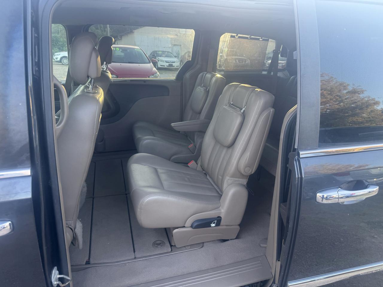 Chrysler Town & Country Touring-L 2012