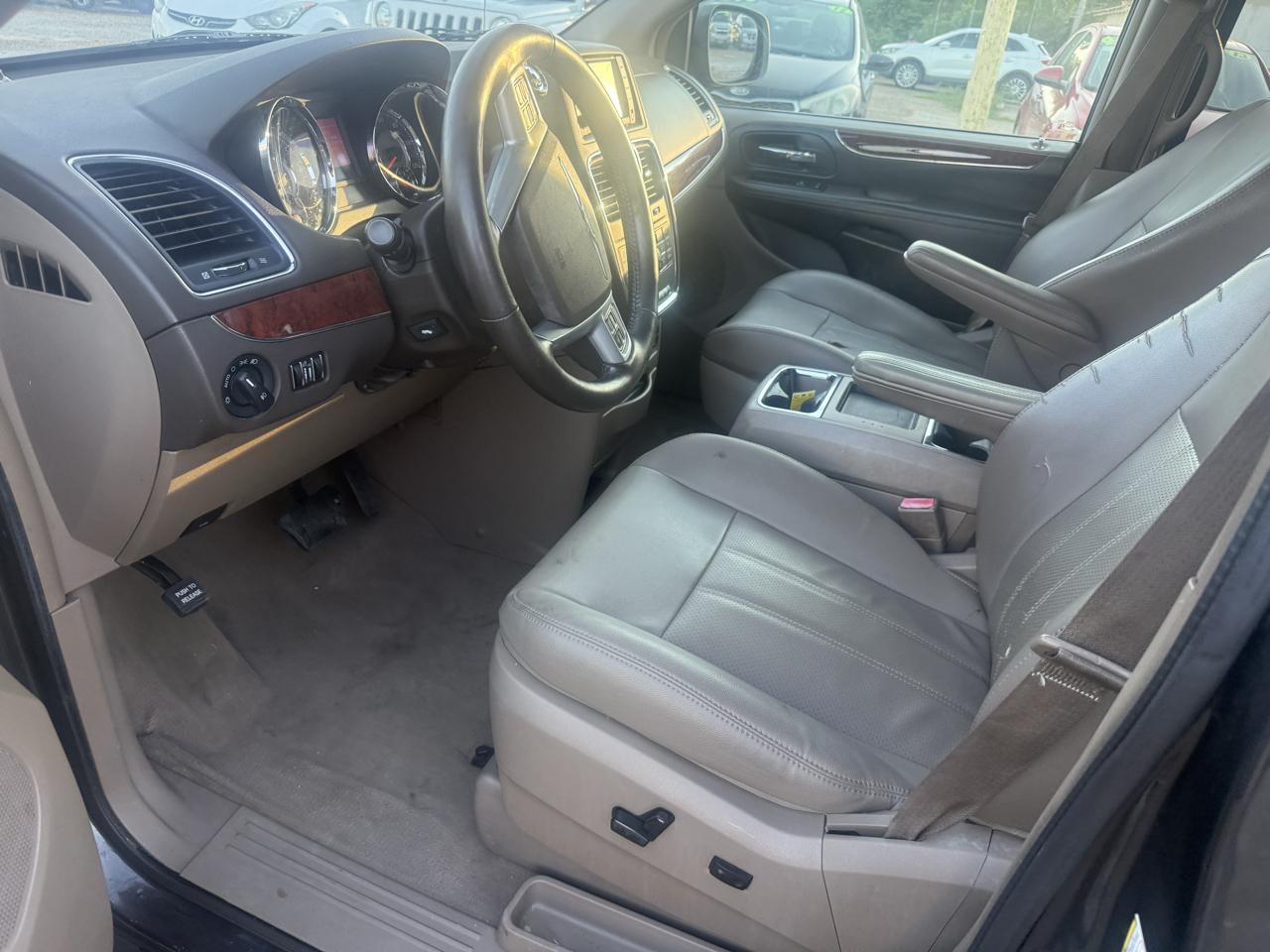 Chrysler Town & Country Touring-L 2012